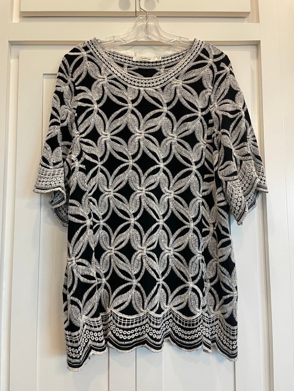 Solitaire 1X black white scalloped embroidered tunic